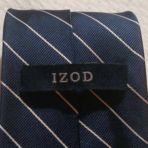 NWOT. Izod silk tie - Picture 3 of 3